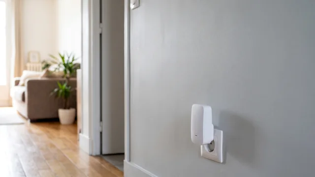 Répéteur Wi-Fi générique à antennes internes placé entre la box et une caméra connectée