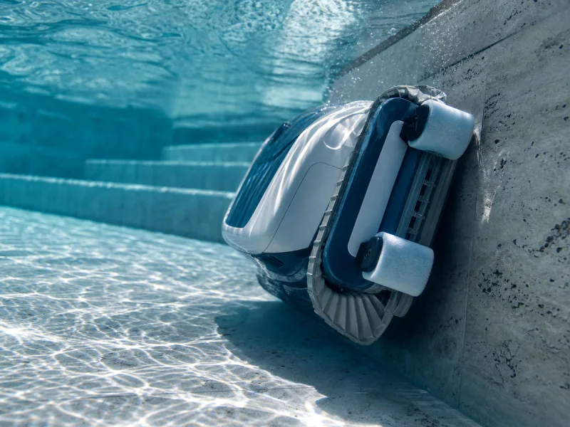 Robot de piscine générique grimpant une paroi grâce à des rouleaux mousse propres
